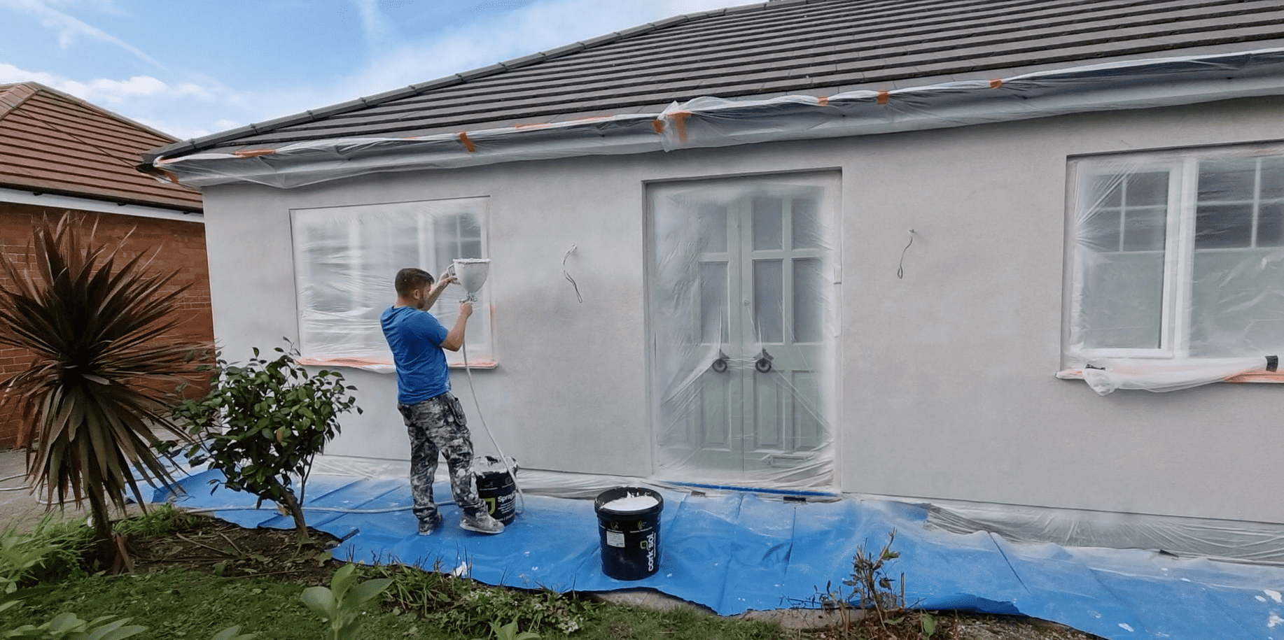 applicator spraying external wall 2